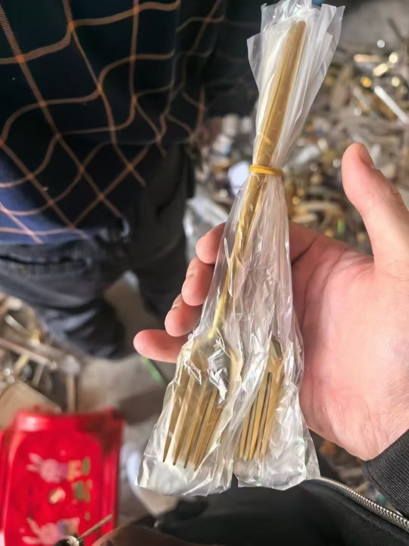 手抛带颜色的1吨左右，清货5.5每斤