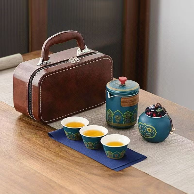 户外旅行便携式茶具七件套 规格：手抓壶长9cm*高11.2cm 容量：240ml 规格：茶叶罐长7.8cm*高8cm 容量：160ml 规格：杯长6.2cm*高3.5cm 容量：40ml 装箱数量：一件 30套 箱规：75*32*51cm 户外旅行茶具便携式 快客杯 节日商务 礼品赠送