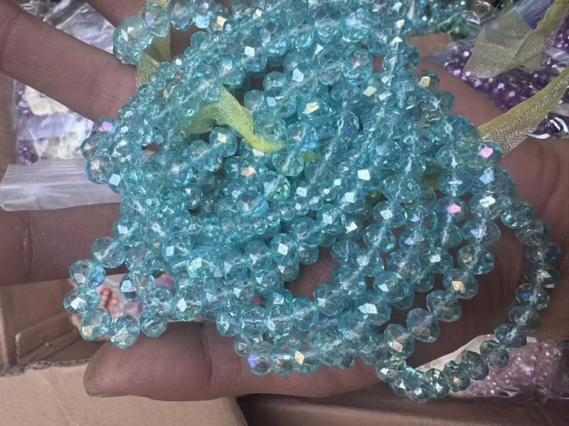 水晶手链颜色多款式好，1000多条，1块多钱一条处理