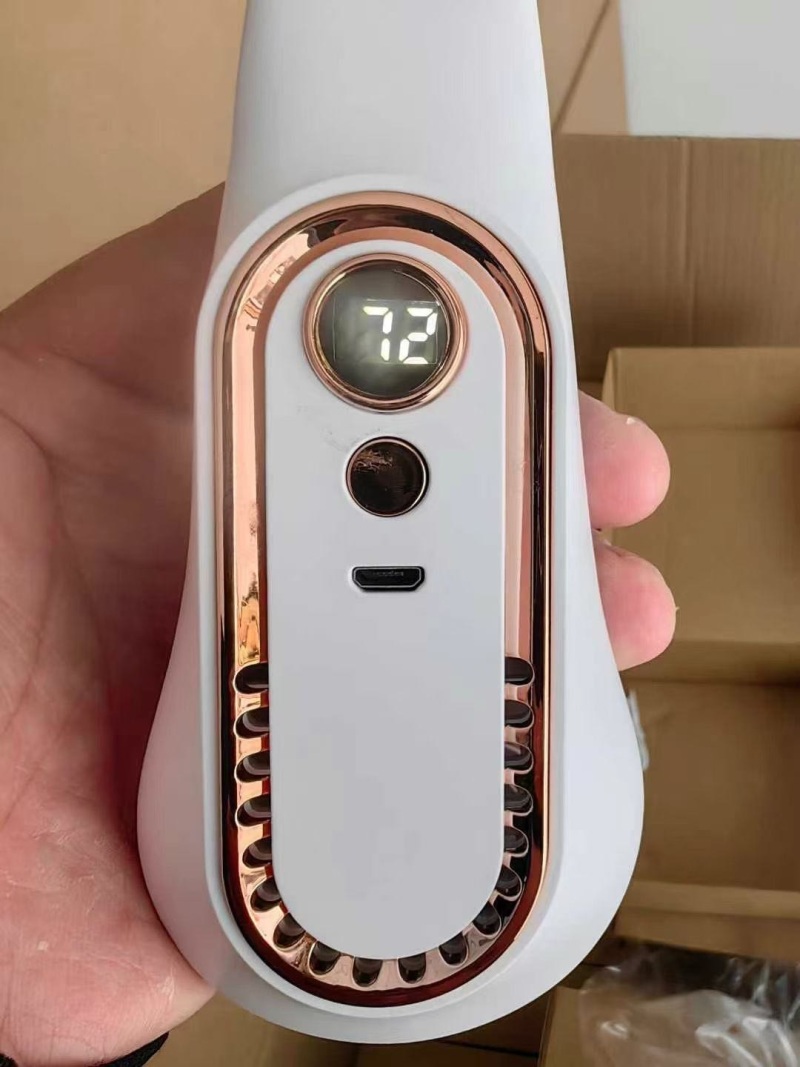挂脖风扇到货1400个。全部白色 ，1200毫安电池，有数码显示电量和风力，5档风力调节。