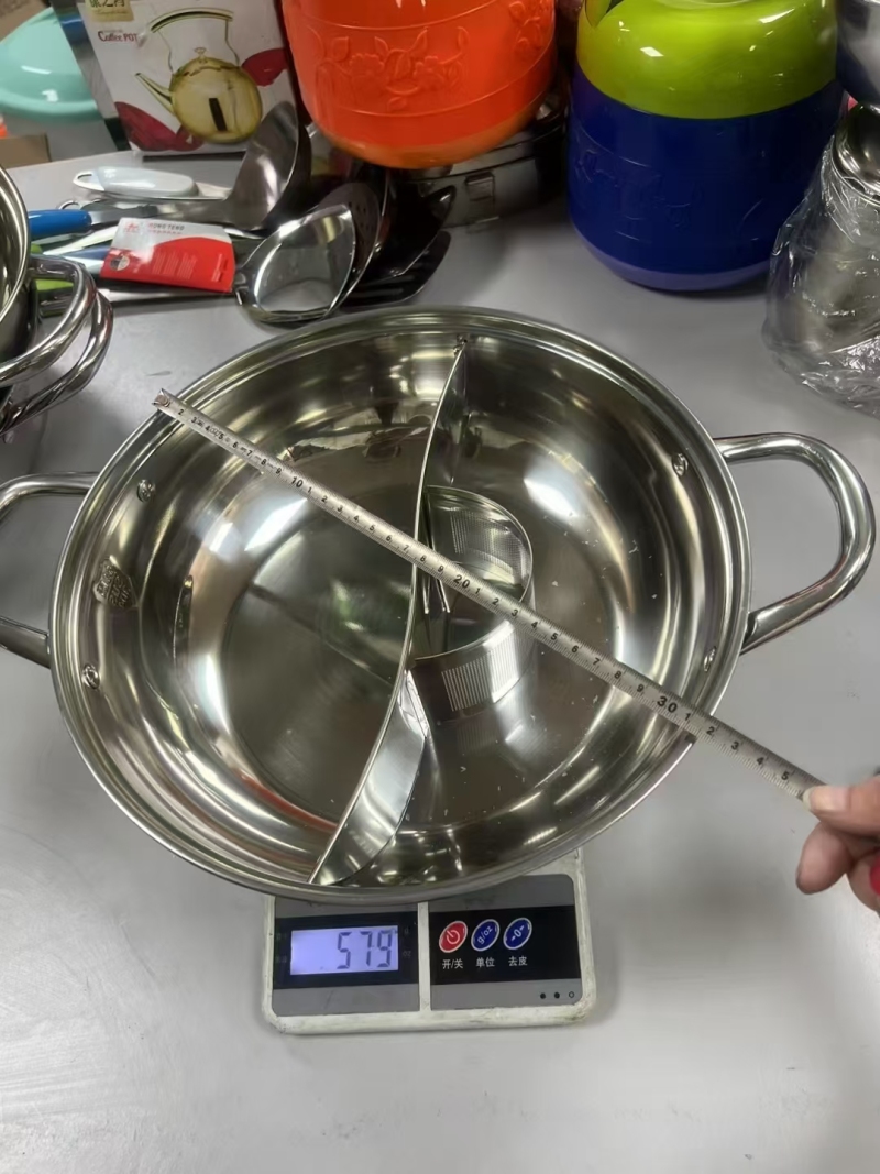 鸳鸯锅3吨左右，304材质， 原箱原件！几块钱一斤。