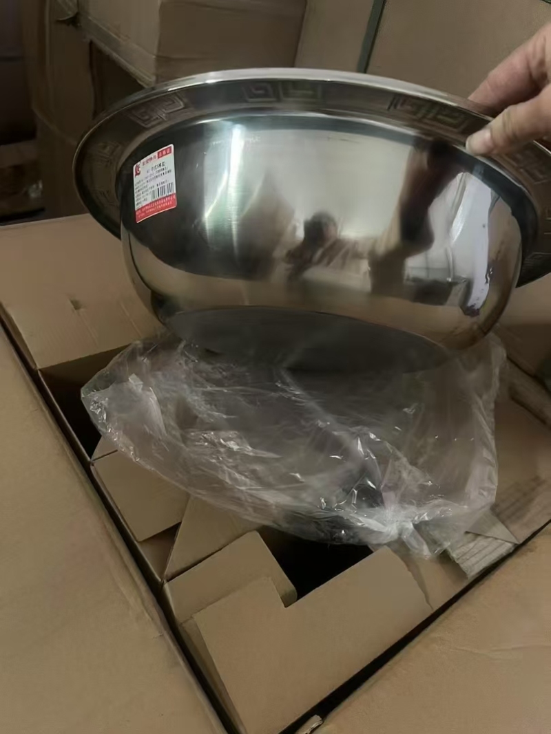 火锅3吨左右，原箱原件，11000块一吨清仓处理！ 一个约十块钱左右