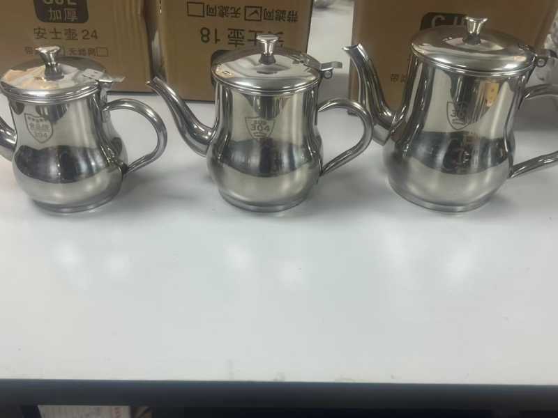 不锈钢油壶3000个左右， 独立包装，4.6元一个，可分货