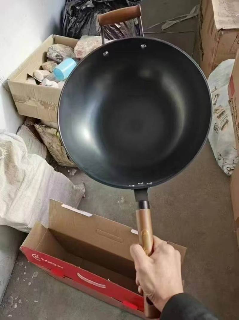 炒锅600套左右，尺寸32，34，36都有，12.5元一个