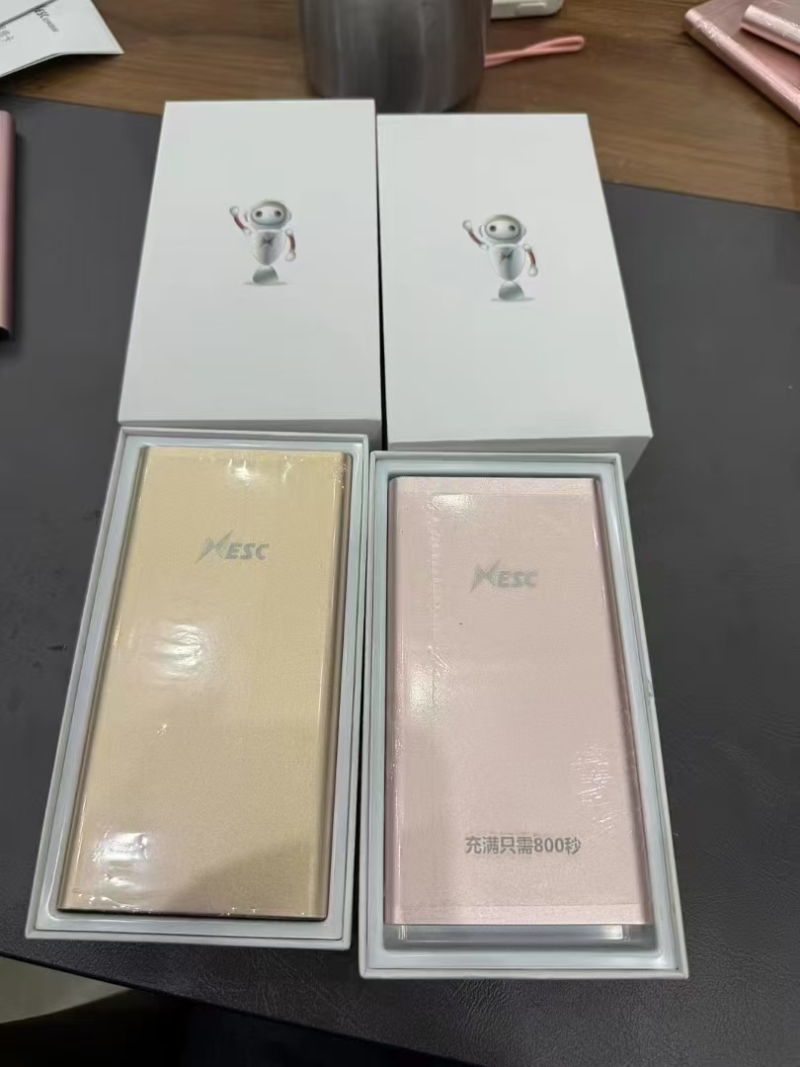 4000套，全金属充电宝，超电宝，5000毫安，配12V5A充电适配器+金属充电线，充满电只要800秒，大厂货，原封，全新整齐，有兴趣私聊，一箱50个
