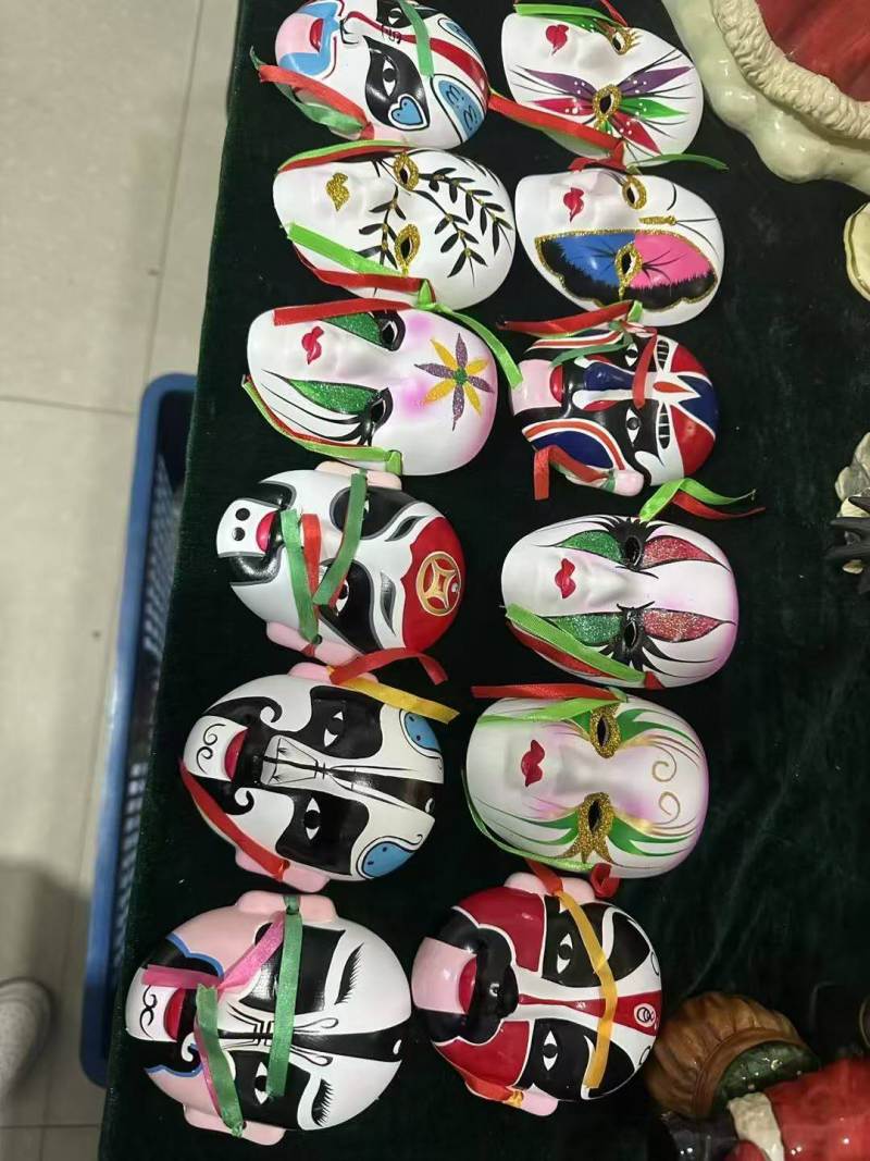 几千个小面具。漂亮