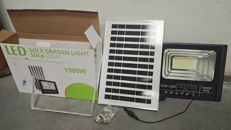 高端出口太阳能灯2400套，大瓦数，价格非常美丽。