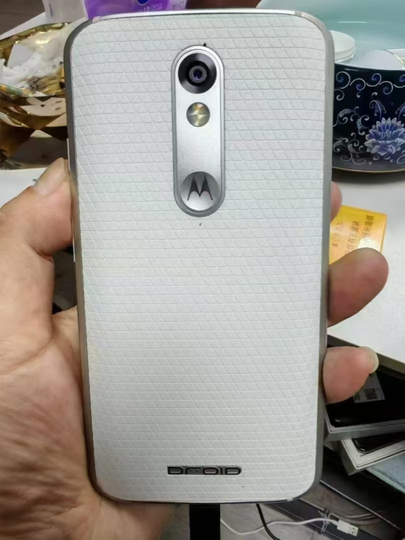 国际版摩托罗拉XT1585，全新全套原封正品。4+32入仓1000多台，4+64入仓300台。超低价格处理。