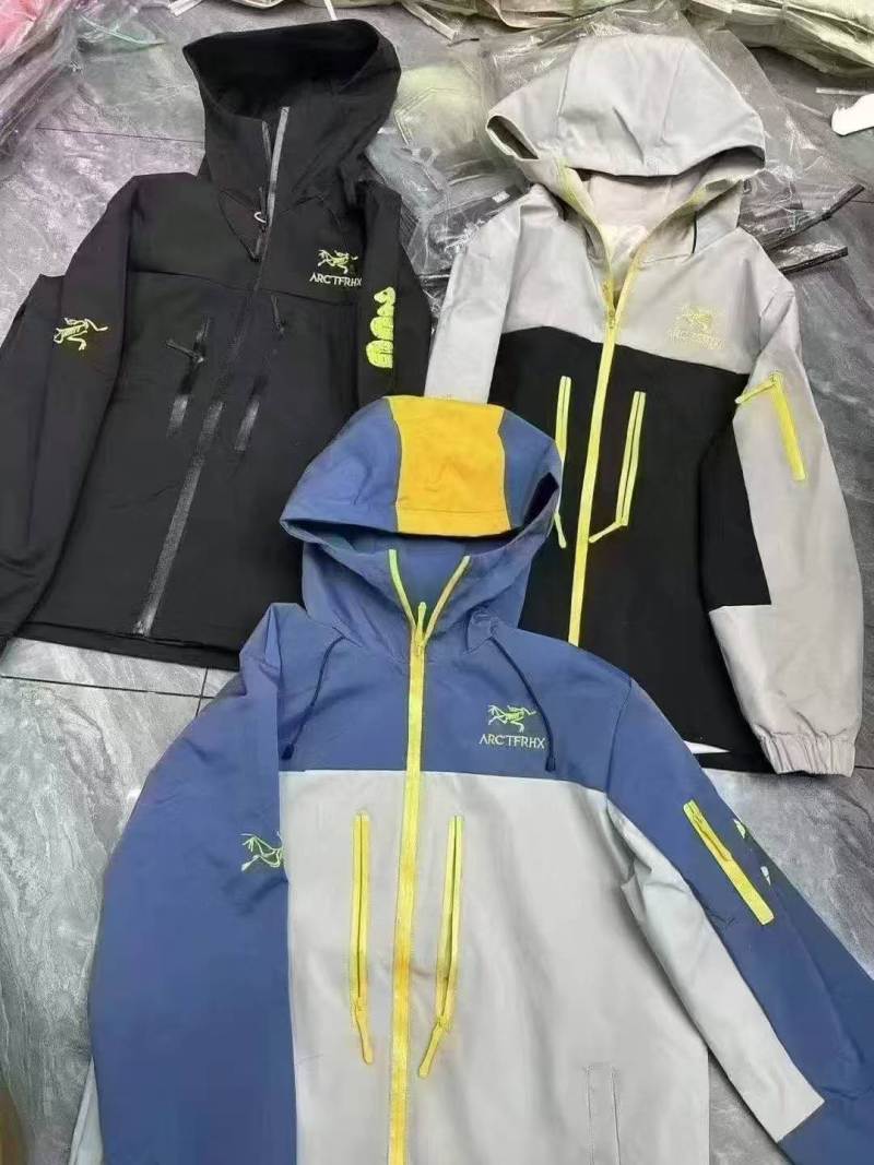 冲锋衣，蓝色200左右件，黑色100左右件，拼黑100左右件