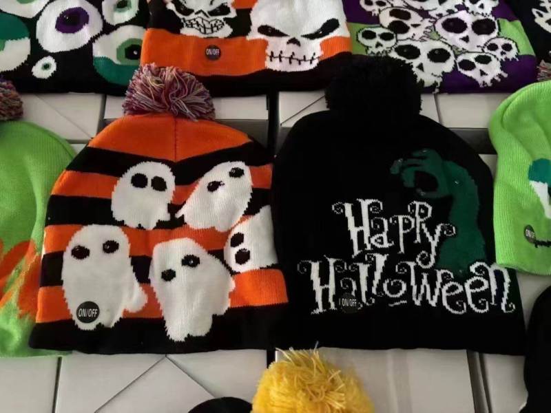 万圣节主题🎃系列加绒加厚带彩灯针织帽，1000个外箱内盒一套一套入箱装， 2.5元一个清货