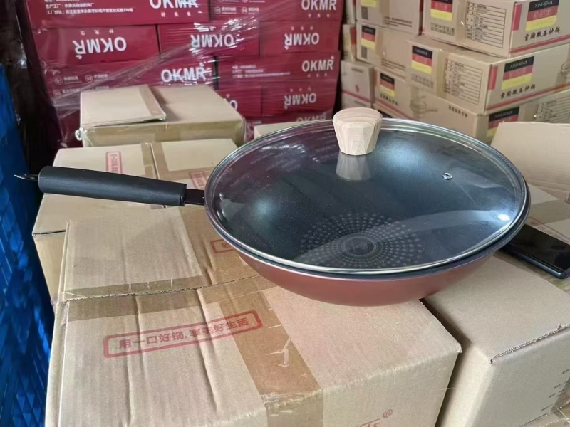 钻石不粘炒锅带盒子带盖子， 外贸原单，十几块钱清仓， 性价比很高，手慢无！