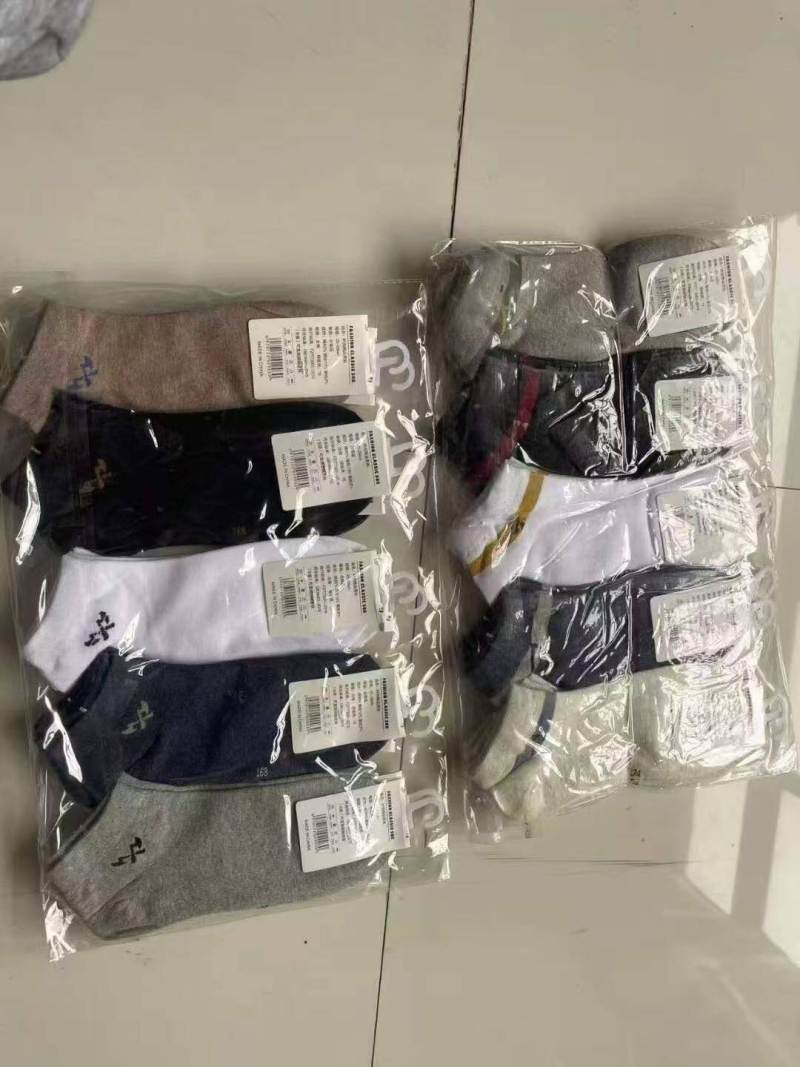 批发袜子的，不干了，20万多双男女款袜子，处理 价格美丽毛毛钱