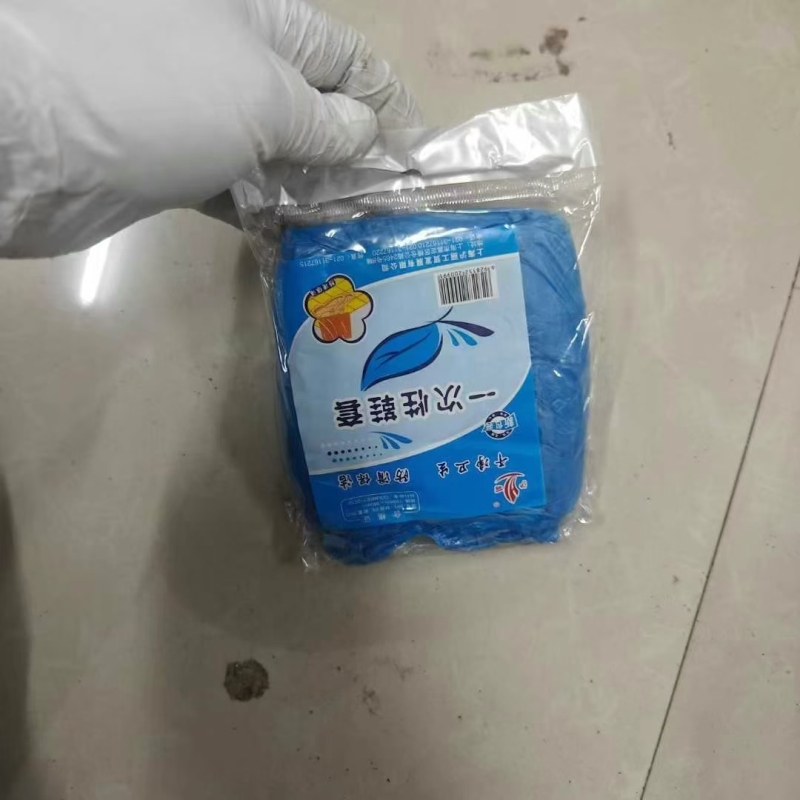 一次性鞋套2000包左右，20只装，清货0.4一包
