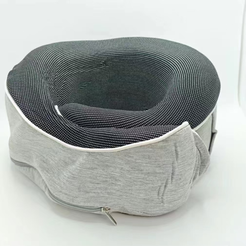 跨境电商出口德国🇩🇪的一款高品质记忆U型枕、旅行颈枕。品牌：SUNGYIN、适用场景：飞机、汽车、火车、轮船、地铁、办公、居家等。材质：泰国进口乳胶。黑灰配色。带一副眼罩和睡眠耳塞。全新原箱到货330套、合适的私聊