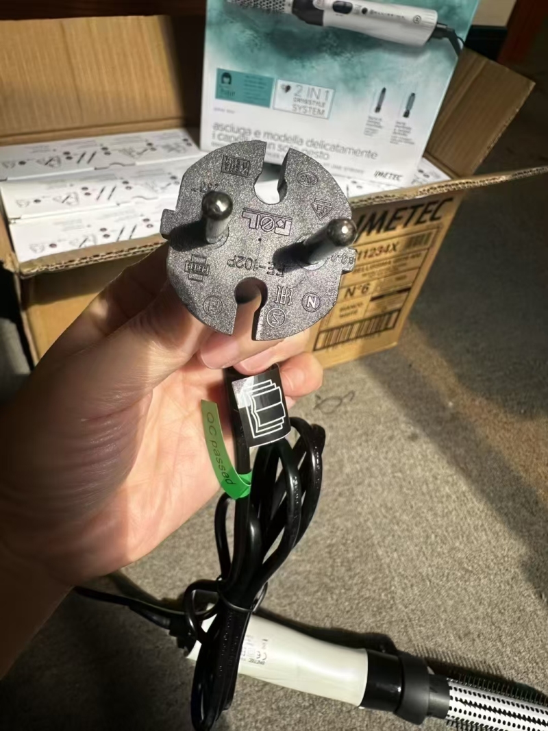220V出口外贸全英文，欧规卷发棒600套左右，原箱原件，6pcs/箱。