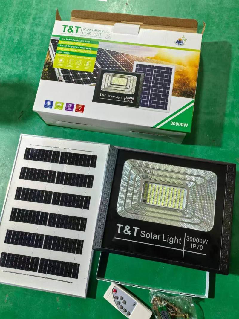 太阳能投光灯 ​彩盒包装5000套 ​一箱10个装 灯体尺寸220*270 ​太阳能板235*350