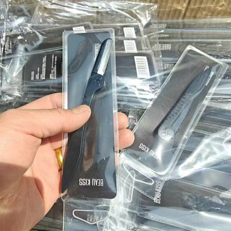 修眉刀2500个左右，清货0.9元一个