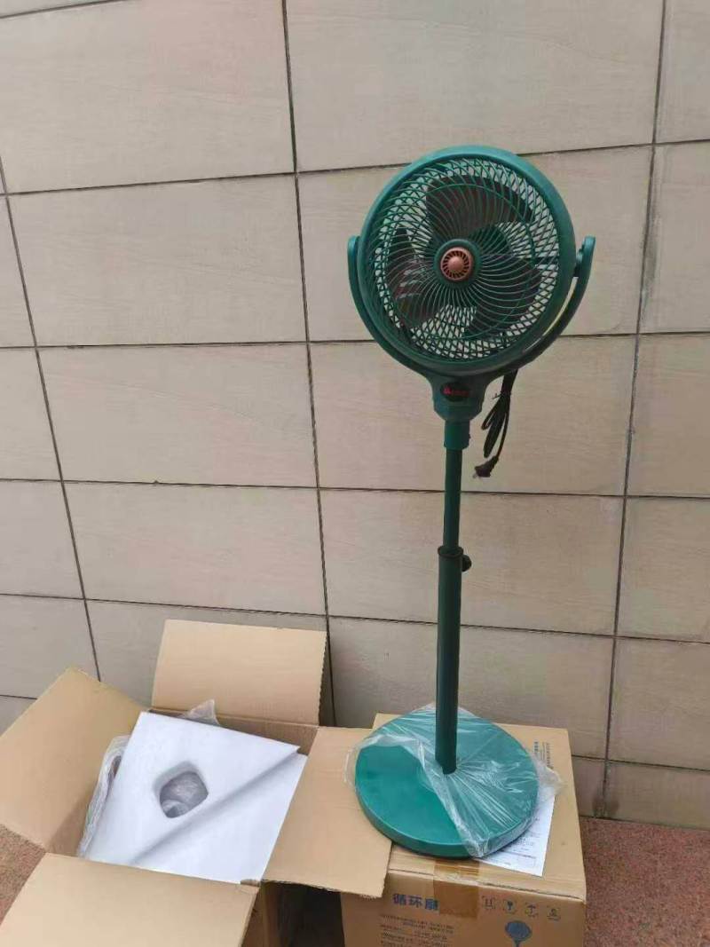 12寸循环风扇3000台 全​金属申缩杆，加厚重底座 ​风力超级大😎😎不能** ​现在惊爆价38元出货，分货+2