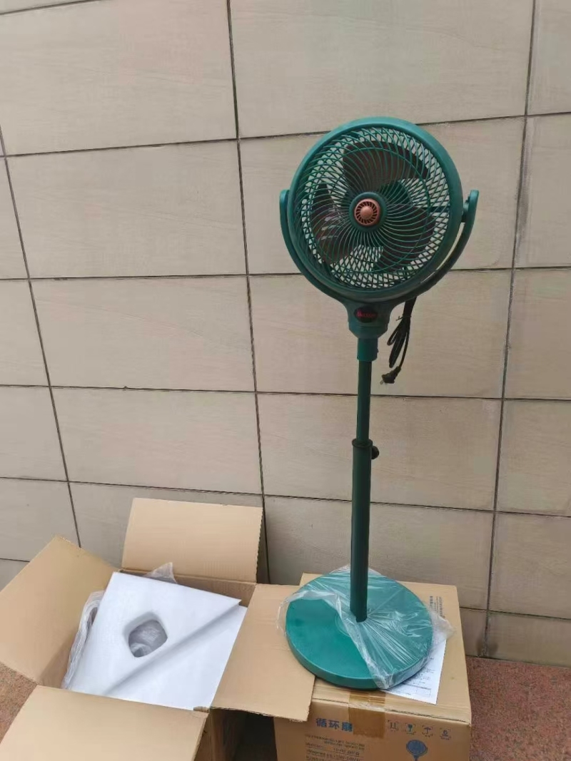 12寸循环风扇3000台 全​金属申缩杆，加厚重底座 ​风力超级大😎😎不能** ​现在惊爆价38元出货，分货+2
