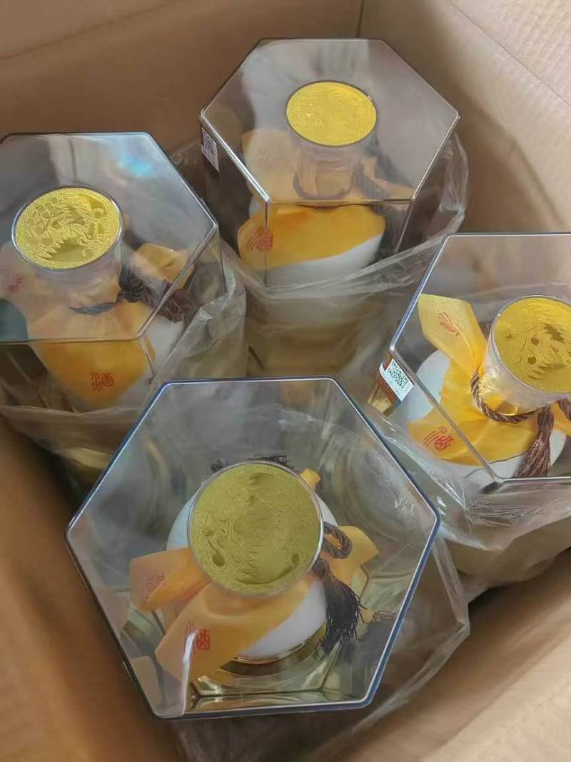 西凤酒藏品 六角水晶亚克力包装 52度 20/21年 500*4瓶装 大包装的 上下带泡沫盖固定，1xx元一箱