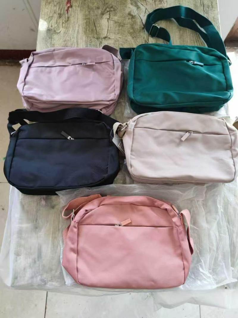 挎包单肩包 独立包装吊牌 900个左右，尺寸26x20 清货8.5元一个