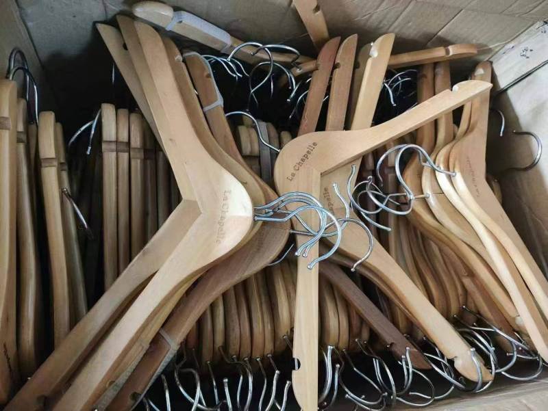 高档实木复古成人衣架 ​品质嘎嘎滴，大概几万支 ​整体打包8毛💰/支 ​不议价手慢无[抱拳][抱拳][抱拳][抱拳]
