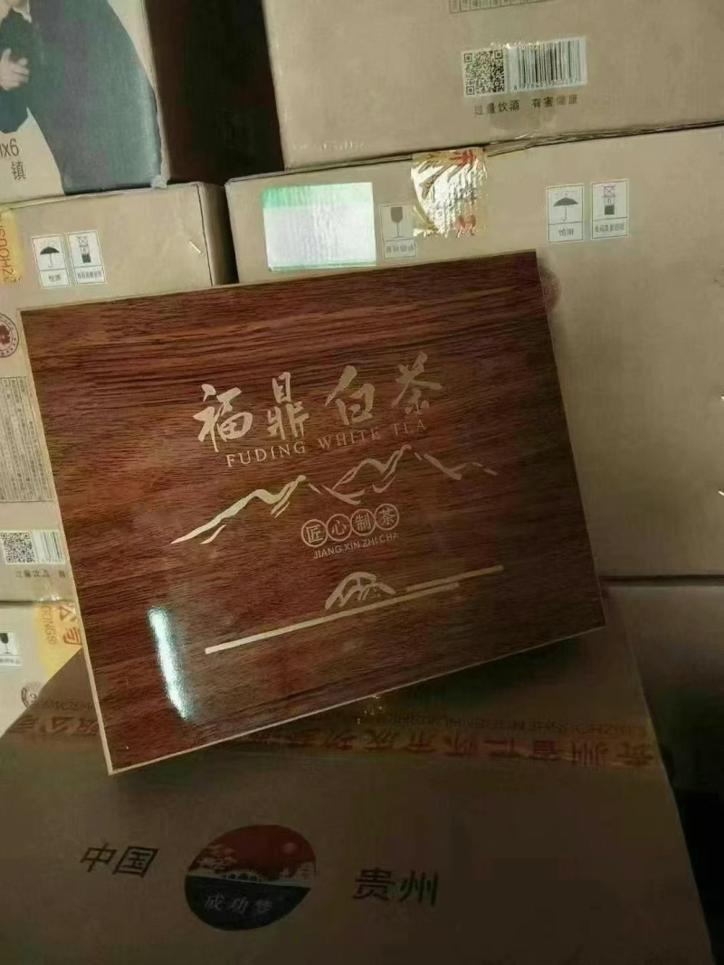 出木盒福鼎白茶350克大茶饼，一件20盒 原封周转箱，带手提袋，三证齐全，30多元一盒