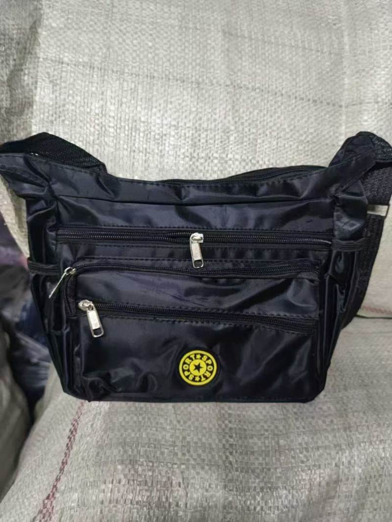 挎包单色黑850个左右，尺寸25x22 7元一个