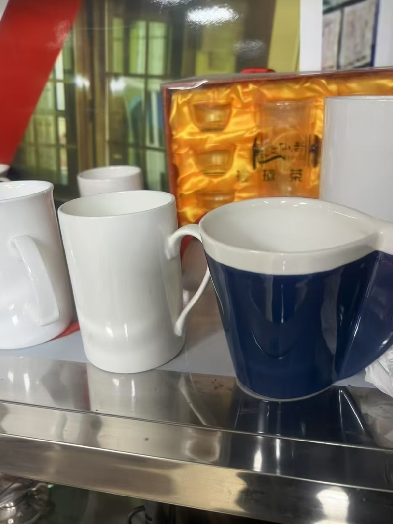 杂款陶瓷杯2万个左右， 5毛钱一个，2000个起批。