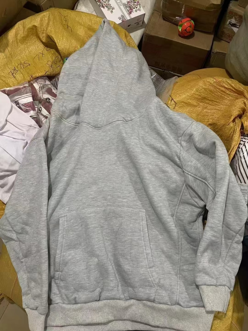 新货独立包装，总数量大概8.9千件，新货独立包装，每个款有个几百上千，卫衣是加绒的，几块钱清货，套装算一件