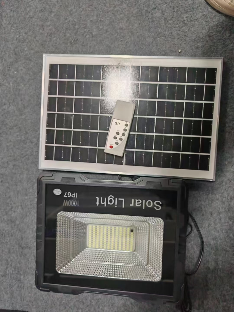 太阳能投光灯10000套，低价出售