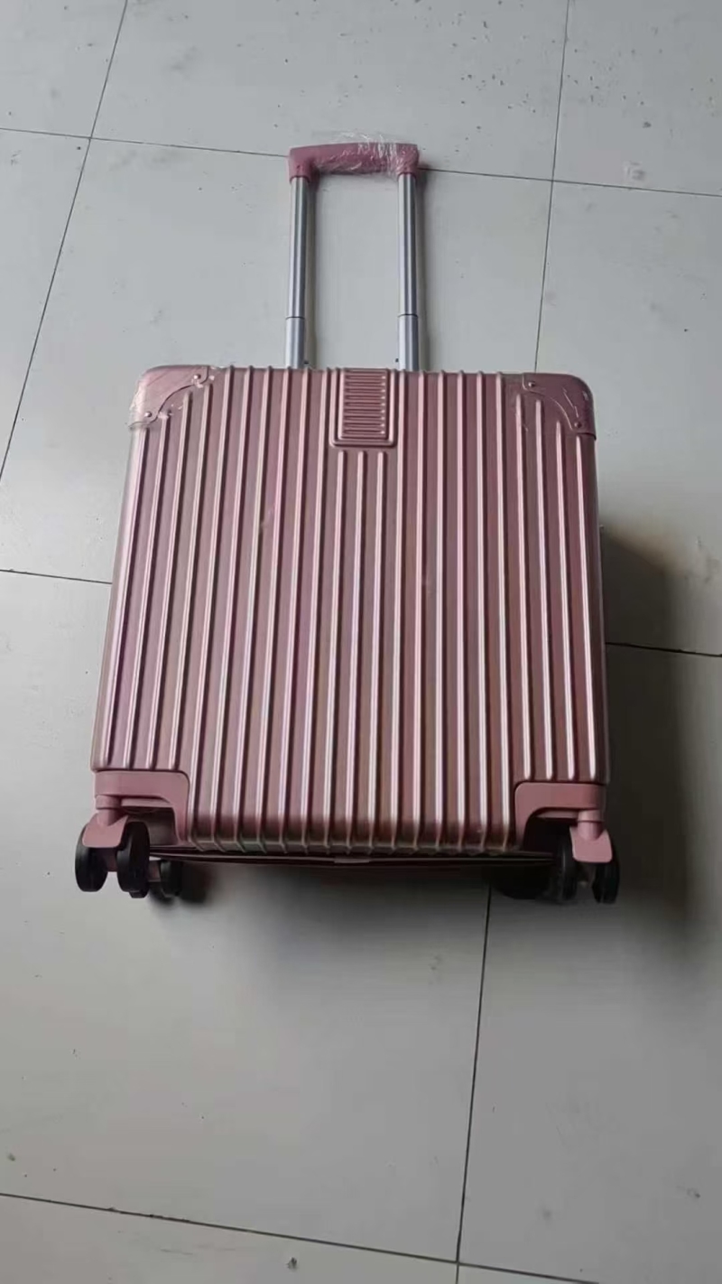 数量300个。PP材质 20寸登机箱 30多元一个