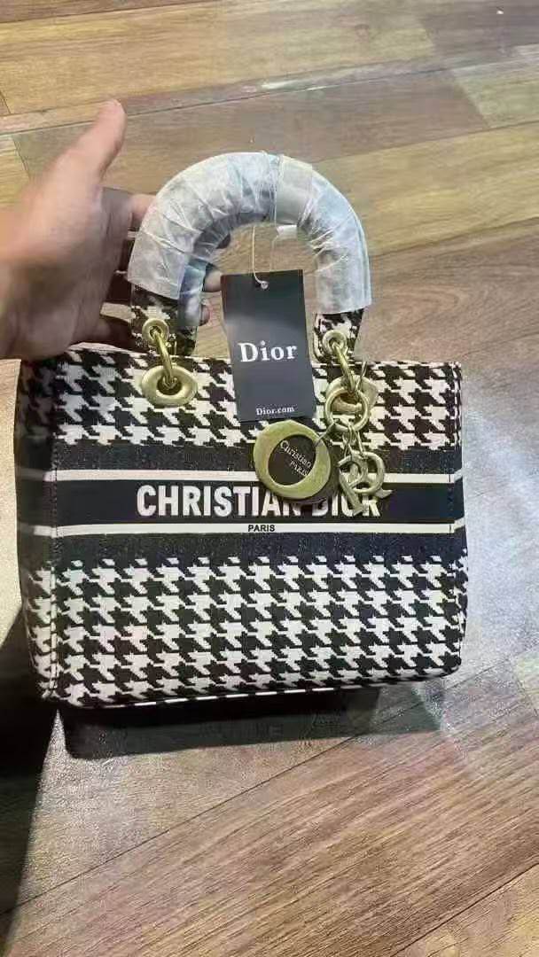 大牌包包1400个，LV，圣罗兰，Dior，香奈儿，MK等等，清货便宜