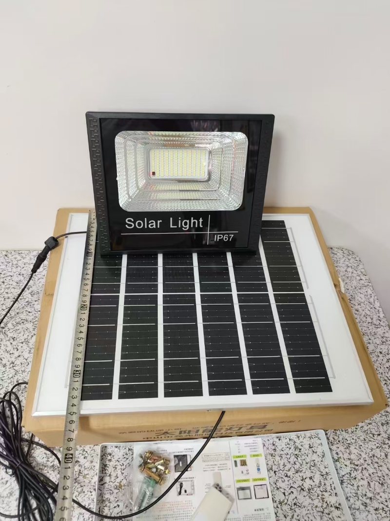 太阳能灯一套 ​板是450X350的 ​300套价格美丽
