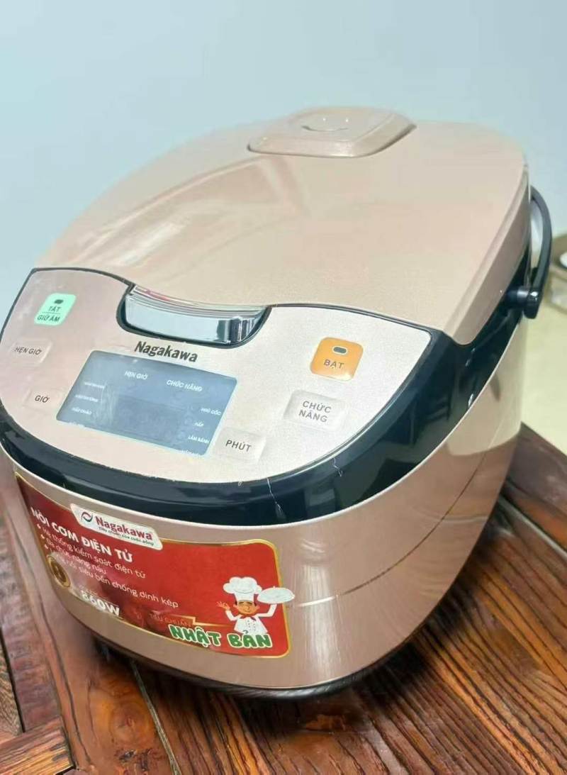 220v出口外贸， 品牌电饭煲， 欧规，两圆插头！ 国标4升，860W， 品质非常好，高档货， 200台 低价！