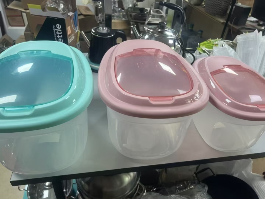 结实耐用的塑料米桶！ 2吨左右，8300元/吨处理。