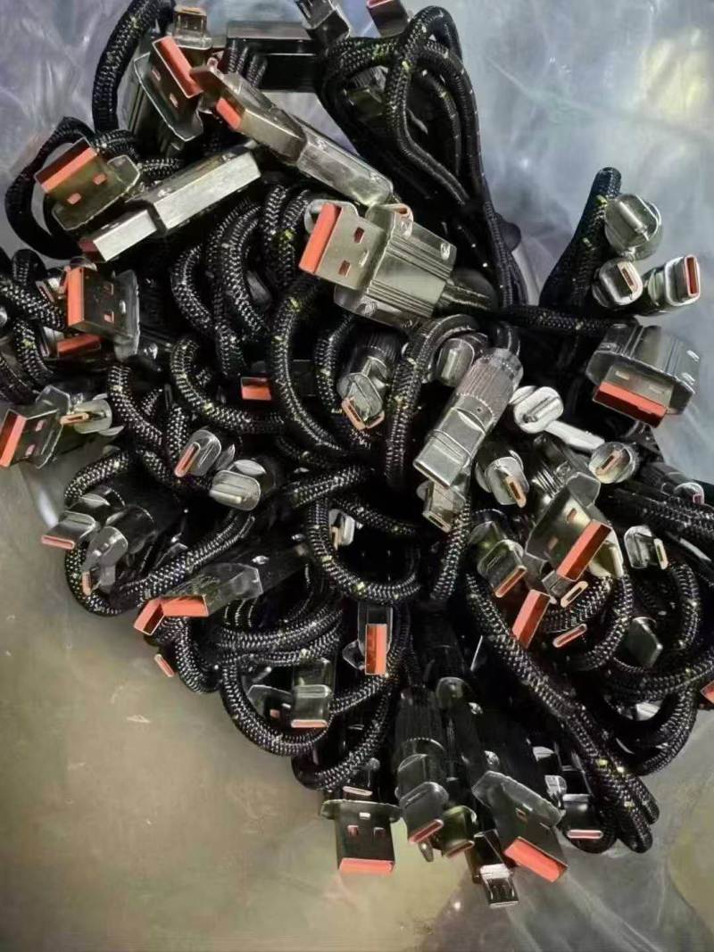 75000pcs，锌合金渔丝一拖三，LED灯，四芯1.2米，两个颜色，支持超级快充，便宜出