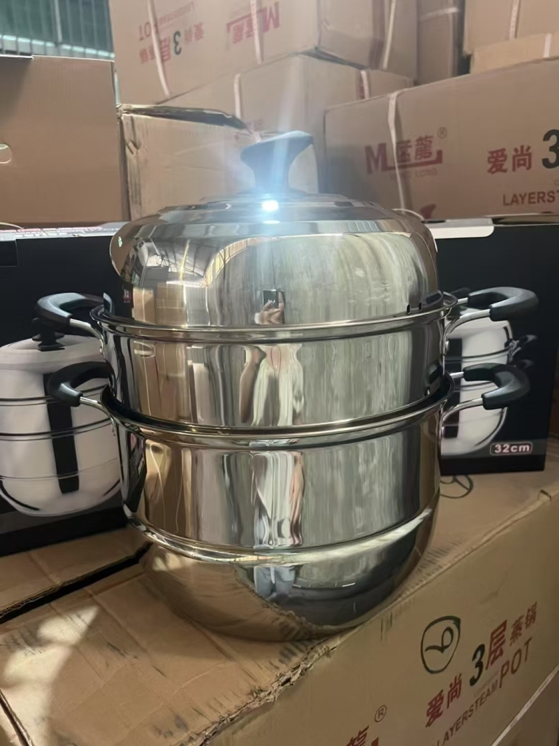 三层蒸锅700斤左右， 原件处理！几块钱一斤。
