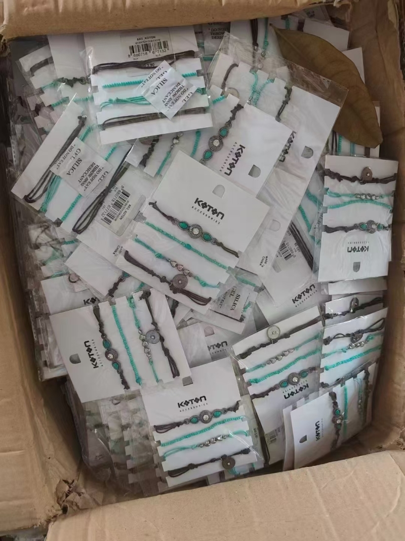出口品质饰品2000多套，质量很好，给钱就卖，毛毛钱