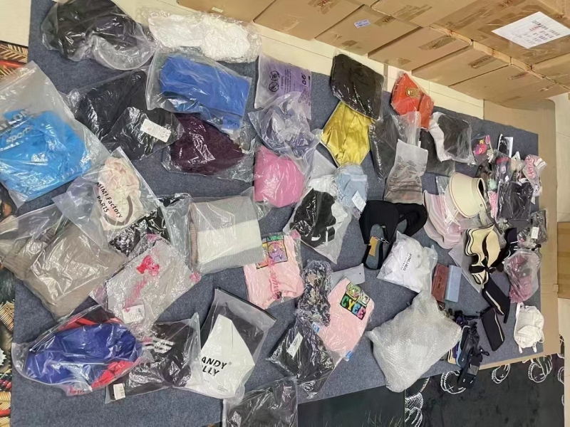 服装店倒闭清货回来的，大小通点3.5，物超所值，里面还有品牌货，1000件左右，女装，男装，冬装，夏装，裤子，童装，包包……