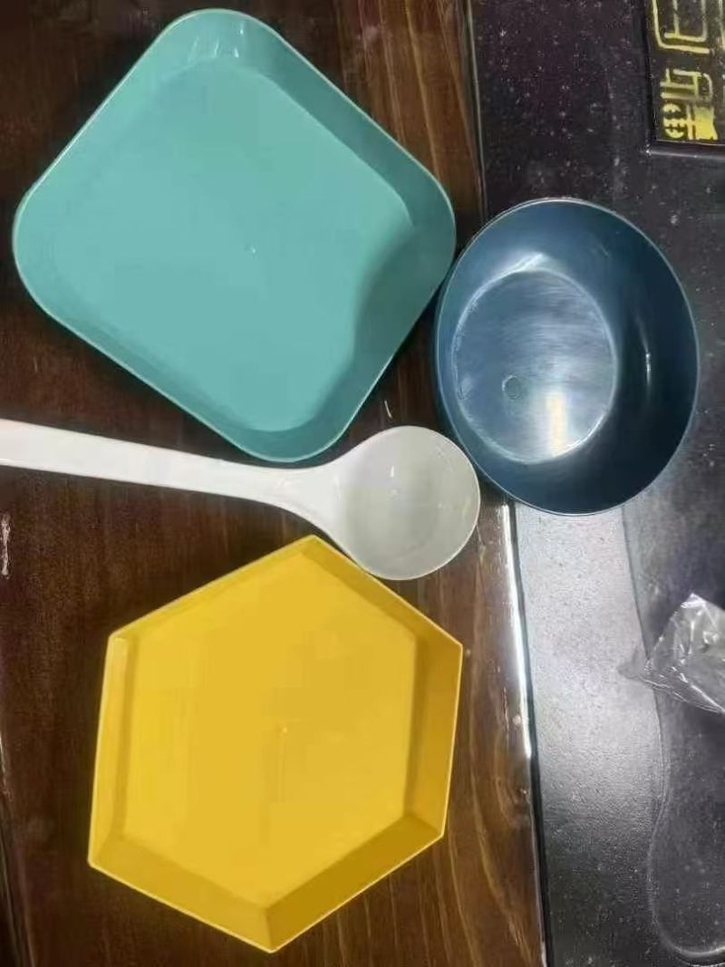 塑料骨盘，勺子，大概15吨左右。原箱原件。几千块一吨。为过2毛一个。