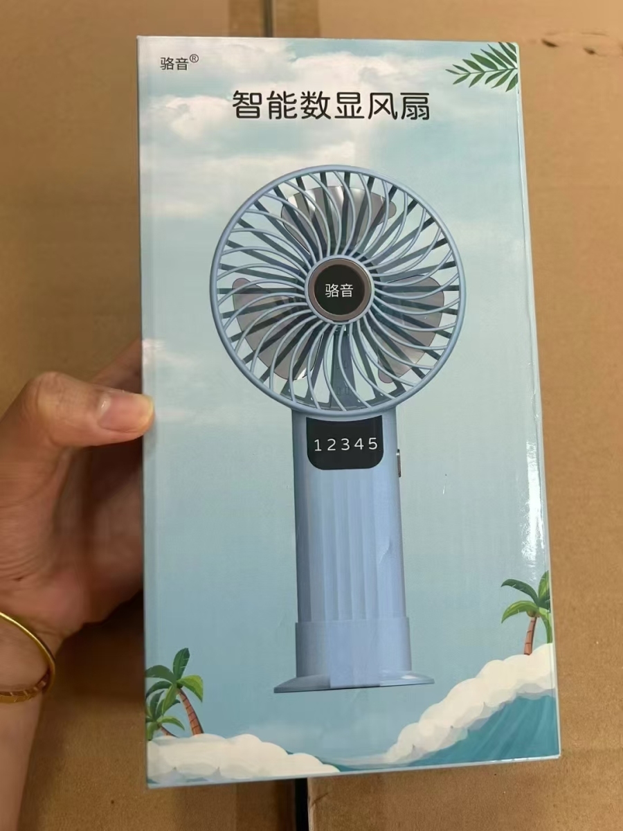 到货 3500 pcs 高端手持小风扇，一箱100个，内置 5000 毫安 18650 电池，全新未拆封。USB充电，超静音设计，5 档风力调节。带LED显示屏，带香薰