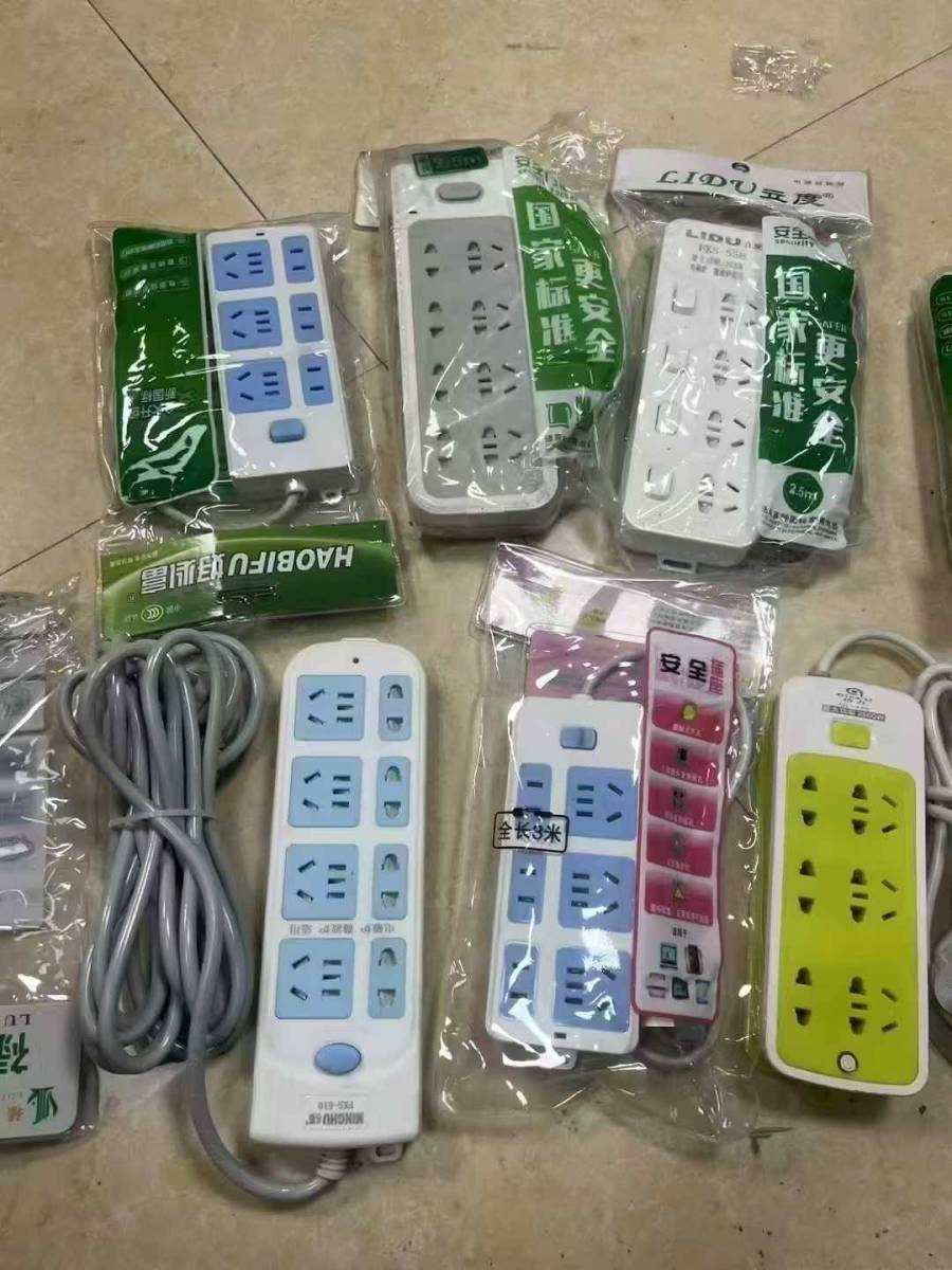 杂款插排 1000个左右，4块多一个 电话微信同号15515665791 主做全品类五金百货，小电器，更多商品，欢迎国内外友人，前来加微咨询洽谈合作。
